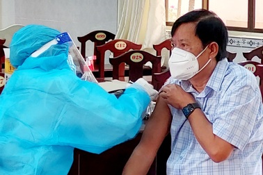 Sóc Trăng tiêm vaccine phòng Covid-19 "xuyên" Tết