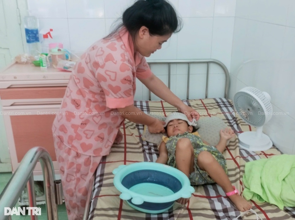 Vợ chồng công nhân nghèo nghẹn ngào cầu xin cứu con gái 2 tuổi - 2 Vợ chồng công nhân nghèo nghẹn ngào cầu xin cứu con gái 2 tuổi - 2