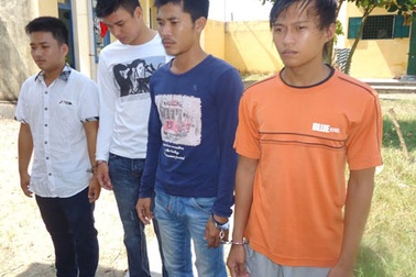 Khởi tố 4 đối tượng côn đồ đòi chém công an