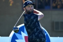 Jon Rahm vươn lên dẫn đầu Farmers Insurance Open