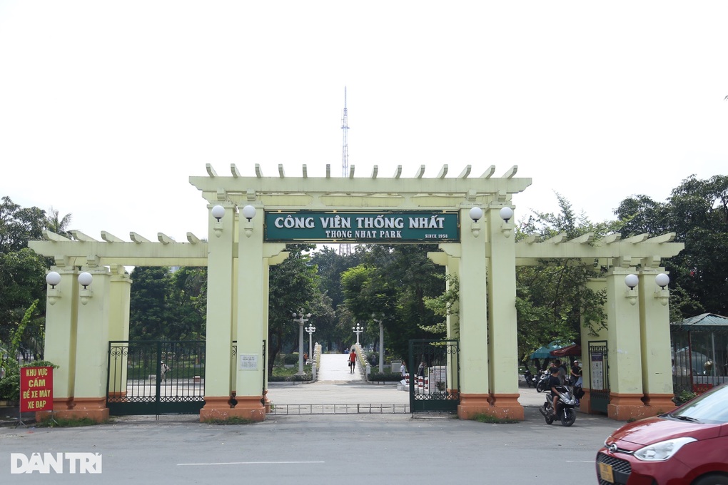 Hà Nội hạ thấp hàng rào Công viên Thống Nhất, không thu vé vào cửa - 1 Hà Nội hạ thấp hàng rào Công viên Thống Nhất, không thu vé vào cửa - 1