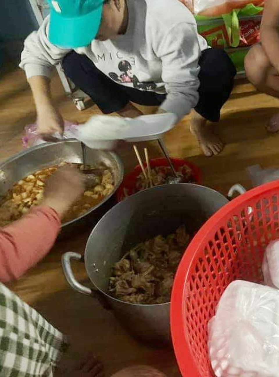 Người dân và CSGT phát đồ ăn cho tài xế, hành khách mắc kẹt trên Quốc lộ 1 - 4 Người dân và CSGT phát đồ ăn cho tài xế, hành khách mắc kẹt trên Quốc lộ 1 - 4