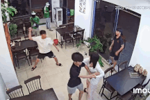 Trêu ghẹo cô gái và bị phản ứng, người đàn ông đập phá quán ăn ở TPHCM