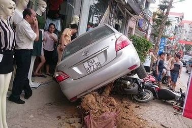 Hà Nội: Ô tô con "hạ gục" cây xanh, đè lên 4 xe máy trên vỉa hè
