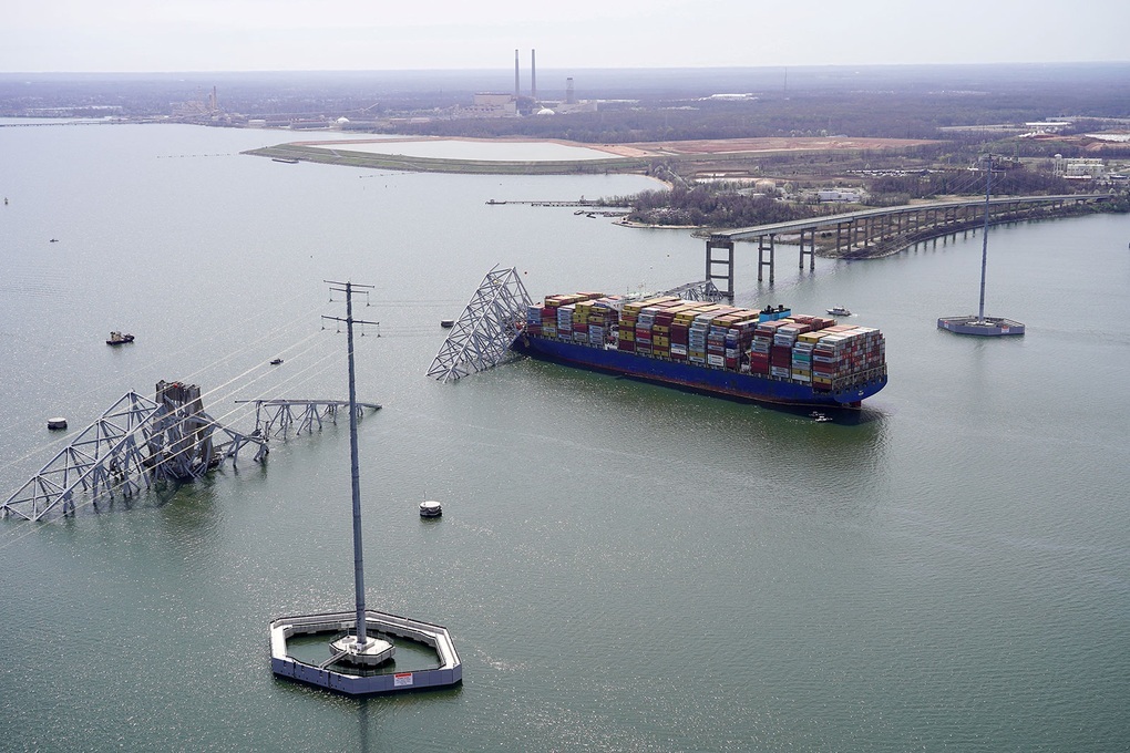 Mỹ giải thoát các tàu mắc kẹt sau vụ sập cầu ở Baltimore - 1 Mỹ giải thoát các tàu mắc kẹt sau vụ sập cầu ở Baltimore - 1