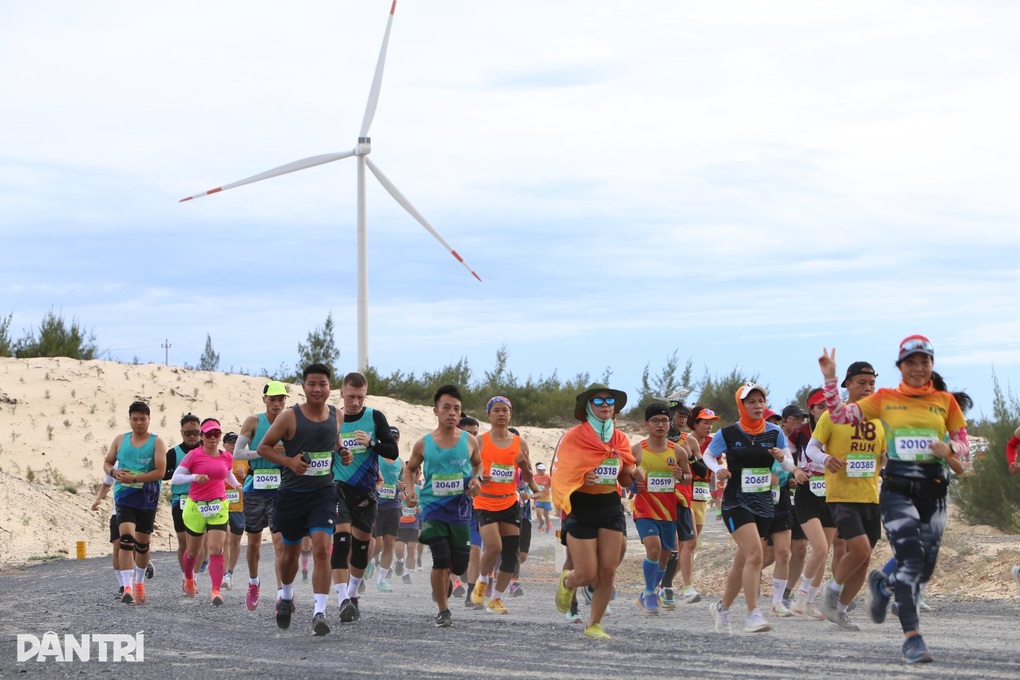 Hơn 2.000 VĐV chạy marathon xuyên cánh đồng điện gió lớn nhất Việt Nam - 5 Hơn 2.000 VĐV chạy marathon xuyên cánh đồng điện gió lớn nhất Việt Nam - 5