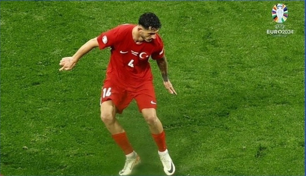 Sự cố hài hước: Cầu thủ mặc nhầm quần ra sân ở Euro 2024 - 1 Sự cố hài hước: Cầu thủ mặc nhầm quần ra sân ở Euro 2024 - 1