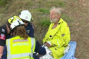 Hi hữu: Rơi khỏi dù lượn rồi lao xuống biển, cụ ông 91 tuổi vẫn sống sót