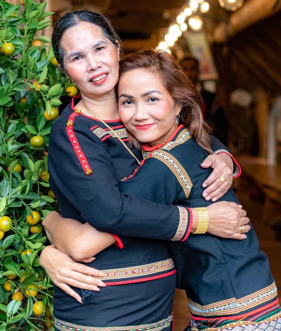 Lương Thùy Linh khoe nhan sắc của mẹ thời trẻ đẹp như Hoa hậu - 8