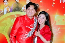 Vợ trẻ kém 10 tuổi quấn quýt bên Quách Ngọc Tuyên