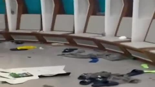 Phòng thay đồ của đội tuyển Italia ngập ngụa rác