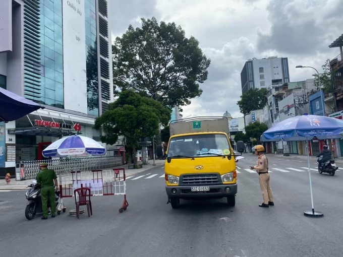 Những hình ảnh đẹp của các chiến sĩ CAND và quân đội NDVN trong ngày đầu của trận chiến quyết định chống covid tại TP.HCM  - Ảnh 2.