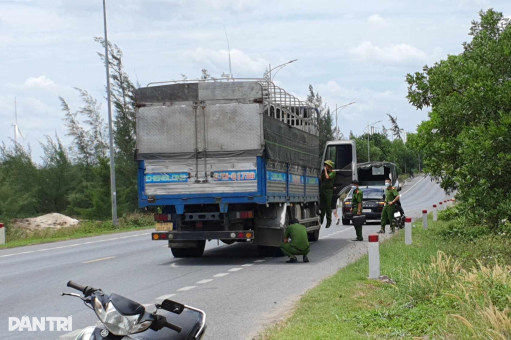 Tài xế tử vong bất thường trong xe tải dừng bên đường - 1