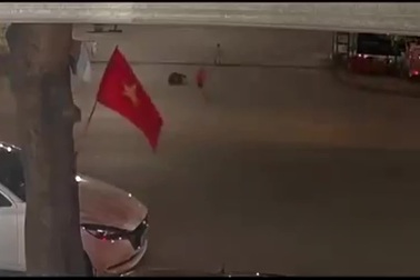 Người lớn bất cẩn, em nhỏ chạy lao ra giữa đường đông phương tiện