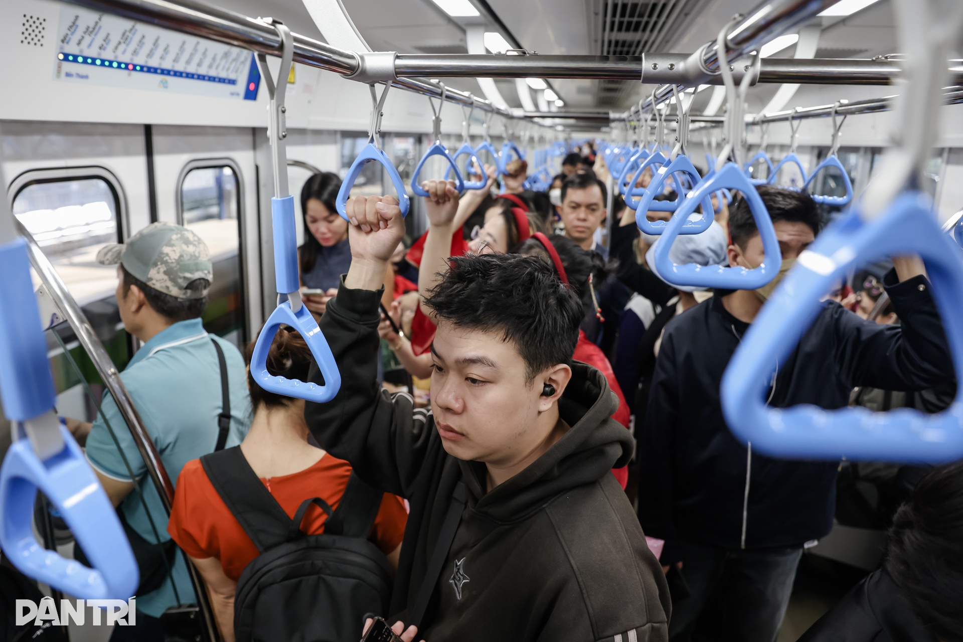 Nhân viên, sinh viên chọn metro để đi học, đi làm trong ngày đầu thu phí - 1 Nhân viên, sinh viên chọn metro để đi học, đi làm trong ngày đầu thu phí - 1