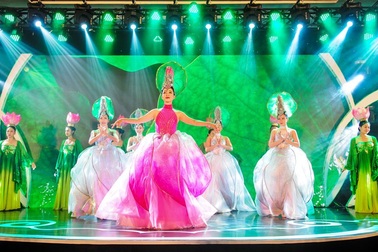 Linh Nga hóa “nàng sen” quảng bá vẻ đẹp Việt