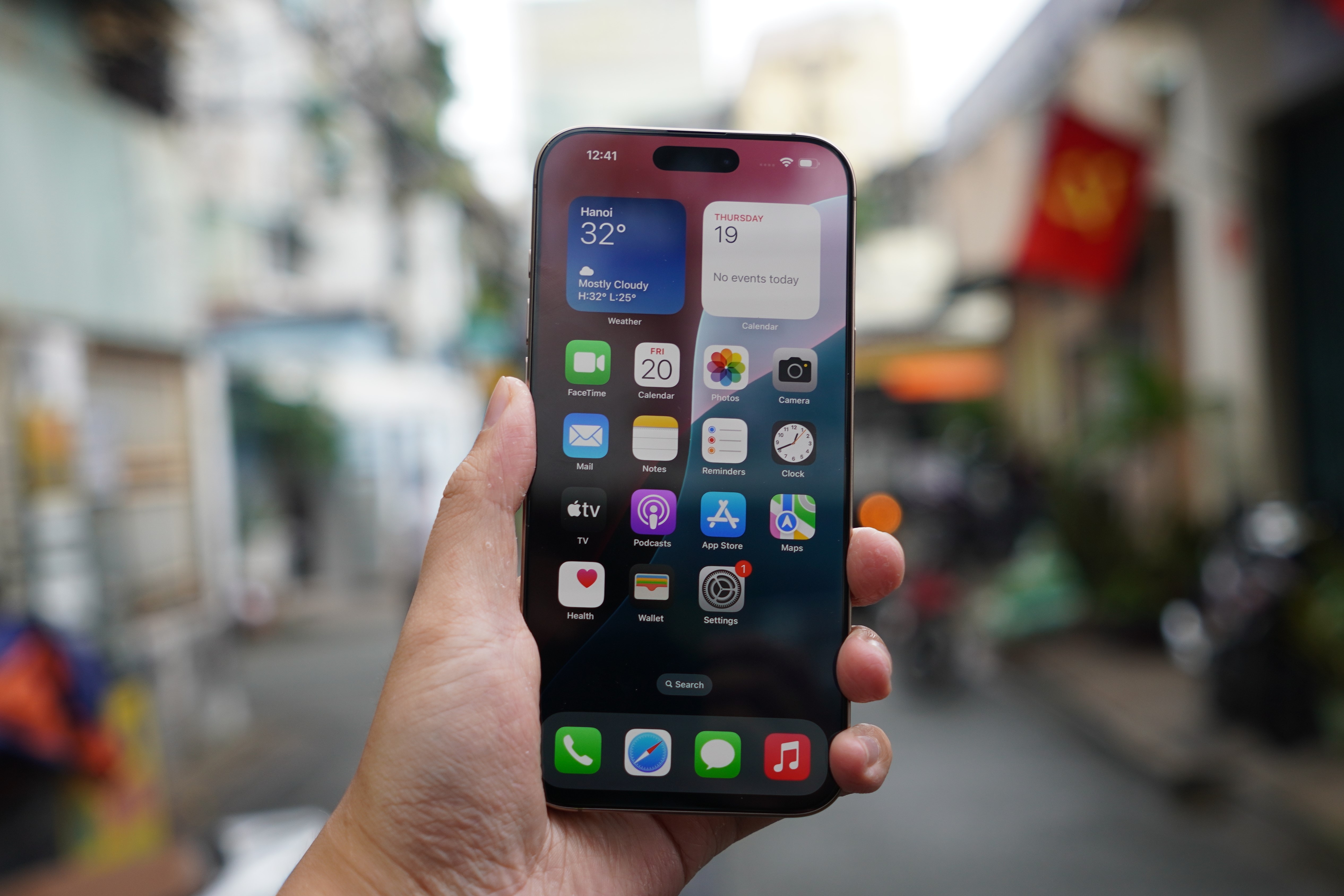 View - iPhone 16 Pro Max xách tay về Việt Nam, giá 79 triệu đồng | Báo Dân trí