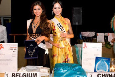 Những hình ảnh đầu tiên trong buổi đấu giá từ thiện