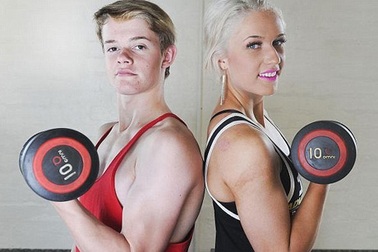 Choáng với cơ bắp cuồn cuộn của cậu bé mới 14 tuổi