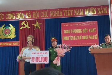 Bắt gần 400kg pháo lậu, công an huyện được thưởng nóng 50 triệu đồng