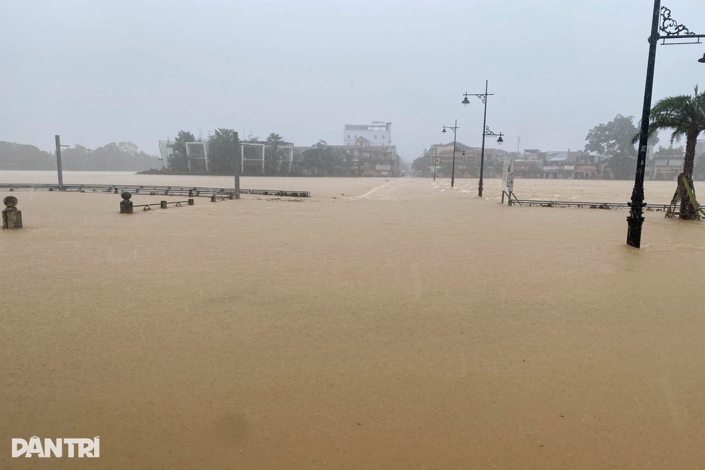 Lũ trên sông Hương dâng cao, nhiều tuyến đường ở Huế bị ngập trở lại - 2 Lũ trên sông Hương dâng cao, nhiều tuyến đường ở Huế bị ngập trở lại - 2