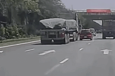 Chuyển làn bất cẩn, xe đầu kéo đâm lật ô tô con