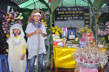 Khóc lạc giọng đám tang cô giáo bị tai nạn không có nổi chiếc áo quan