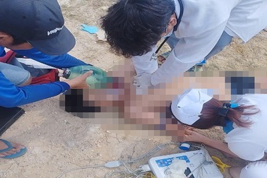 Bé trai 13 tuổi đuối nước khi tắm tại hầm khai thác đất