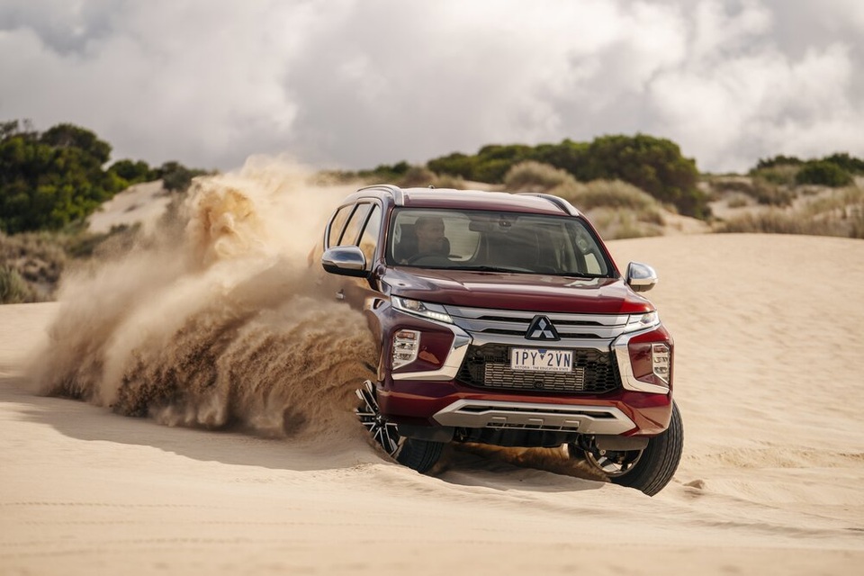 Pajero Sport sắp bán tại Việt Nam: thêm công nghệ, giành khách từ Fortuner - 1 Pajero Sport sắp bán tại Việt Nam: thêm công nghệ, giành khách từ Fortuner - 1