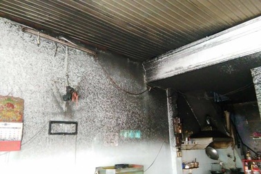 Giải cứu 2 mẹ con mắc kẹt trong căn nhà cháy