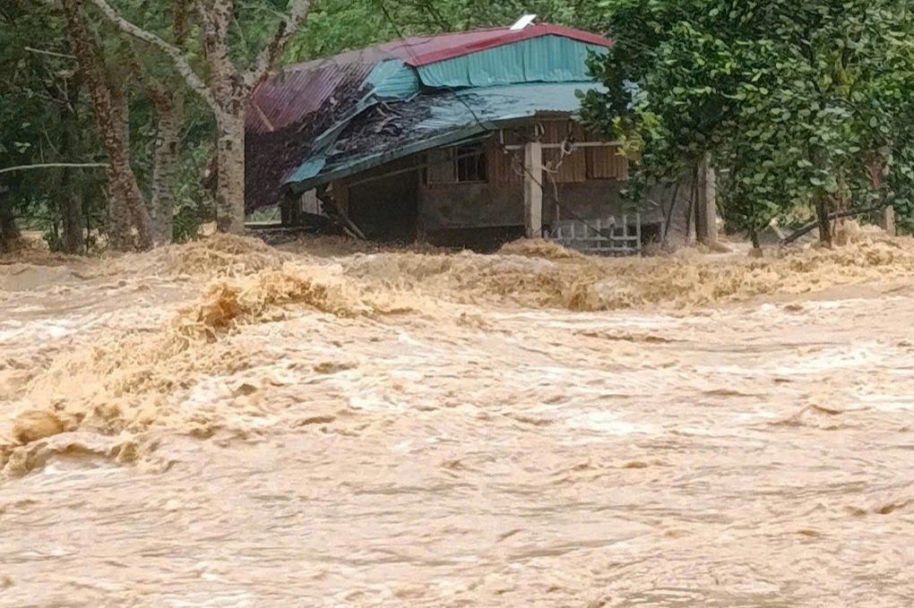 Giải cứu thành công 2 vợ chồng ông lão bị mắc kẹt do lũ ở Thanh Hóa - 1 Giải cứu thành công 2 vợ chồng ông lão bị mắc kẹt do lũ ở Thanh Hóa - 1