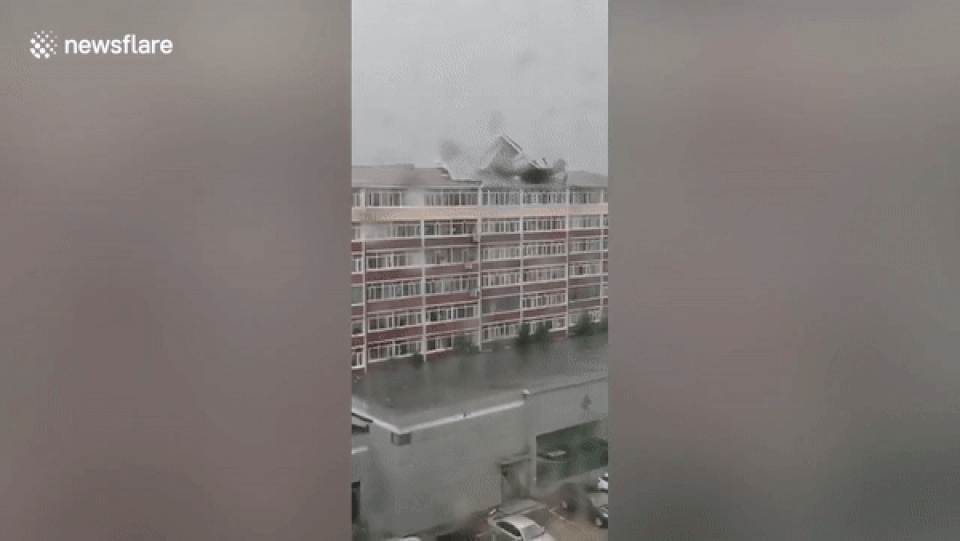 Khoảnh khắc cơn bão xé toạc phần mái của tòa nhà ở Trung Quốc - 1 Khoảnh khắc cơn bão xé toạc phần mái của tòa nhà ở Trung Quốc - 1