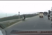 Nổi bật tuần qua: Thiếu niên "đầu trần" vượt ẩu gây tai nạn trực diện