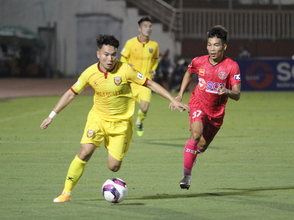 Ngoại binh đá hỏng phạt đền, HL Hà Tĩnh thua sát nút Sài Gòn FC - 3 Ngoại binh đá hỏng phạt đền, HL Hà Tĩnh thua sát nút Sài Gòn FC - 3