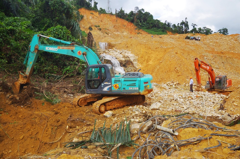 Hôm nay tái ngăn đập nắn dòng, tìm kiếm nạn nhân mất tích ở Rào Trăng - 7 Hôm nay tái ngăn đập nắn dòng, tìm kiếm nạn nhân mất tích ở Rào Trăng - 7