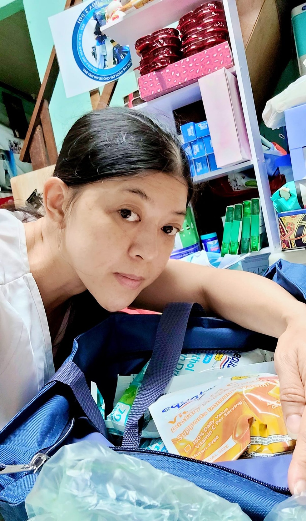 Sân khấu buông rèm: Nghệ sĩ bán hàng online, hậu đài đi giao bánh - 2 Sân khấu buông rèm: Nghệ sĩ bán hàng online, hậu đài đi giao bánh - 2