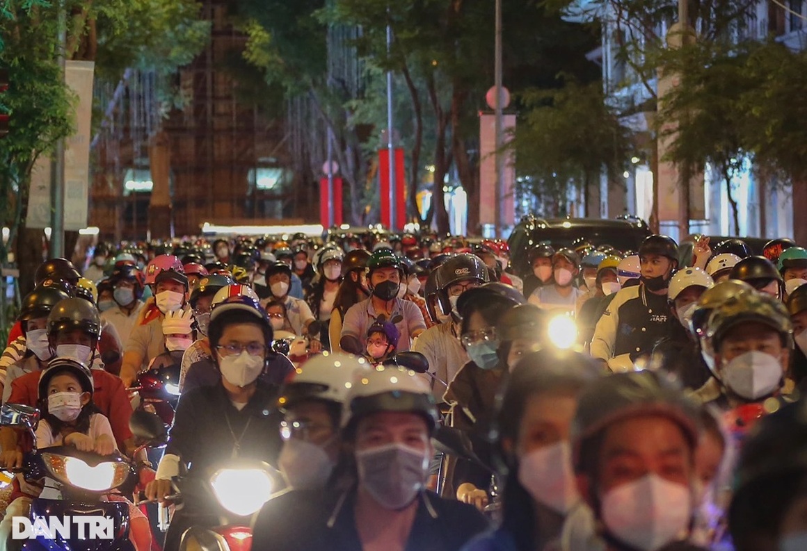 Trung tâm TPHCM ùn ứ, người dân đổ xuống phố Nguyễn Huệ chờ countdown 2022 - 5 Trung tâm TPHCM ùn ứ, người dân đổ xuống phố Nguyễn Huệ chờ countdown 2022 - 5