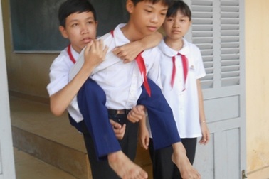 Cảm phục hai chị em đến trường trên một đôi chân