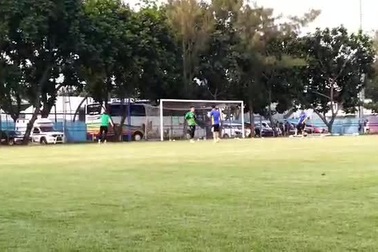 Thủ môn Bùi Tiến Dũng tập phản xạ trên sân tập Bung Karno