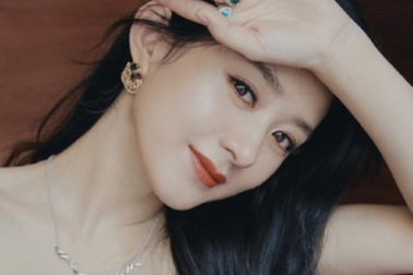 Triệu Lệ Dĩnh khoe xương quai xanh và bờ vai thon gọn