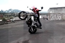 Màn trình diễn mô-tô mạo hiểm khó tin