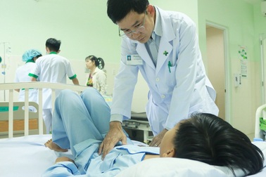 Cắt toàn bộ lá lách, cứu bé trai té cây từ cây nhãn