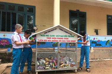 Học sinh chung tay chống rác thải nhựa