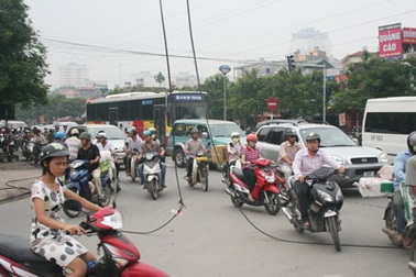 Dây viễn thông “bẫy” người giữa đường