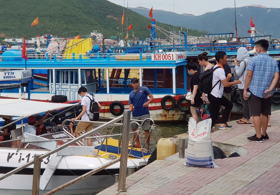 Bến tàu du lịch ở Nha Trang nhộn nhịp sau làn sóng Covid-19 lần 2 - 7 Bến tàu du lịch ở Nha Trang nhộn nhịp sau làn sóng Covid-19 lần 2 - 7