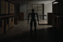 Robot hình người lẫm chẫm bê vác trong nhà máy lắp ráp xe sang