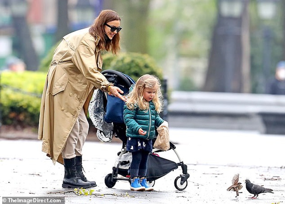 Tình cũ Ronaldo chơi đùa cùng con trên phố - 3