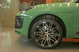 Cận cảnh màu sơn trị giá hơn 220 triệu đồng trên chiếc Porsche Macan - 6