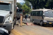Va chạm với xe đầu kéo, hai thanh niên 18 tuổi tử vong