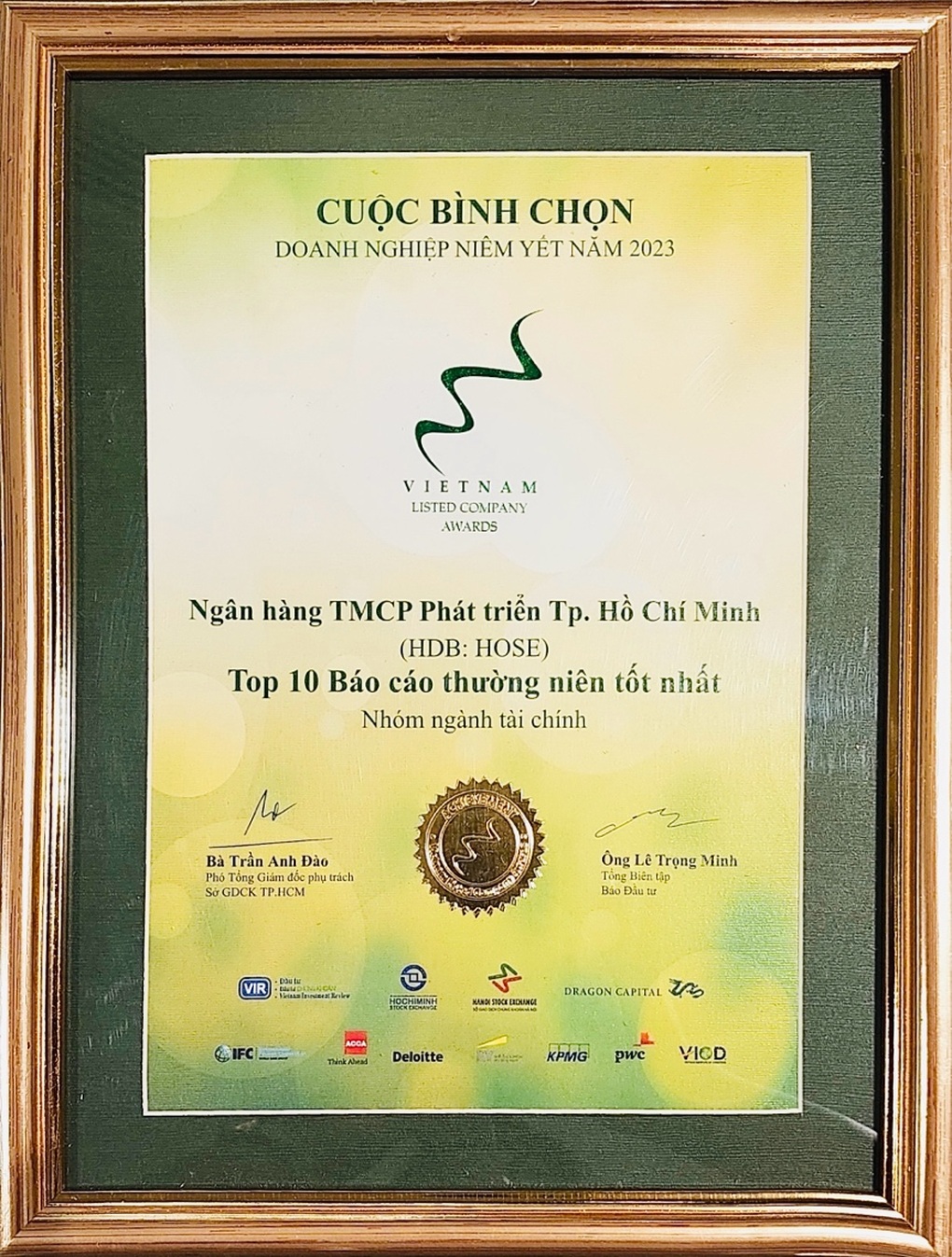 HDBank nhận cúp đúp giải thưởng báo cáo thường niên và tổ chức đại hội cổ đông tốt nhất - 2 HDBank nhận cúp đúp giải thưởng báo cáo thường niên và tổ chức đại hội cổ đông tốt nhất - 2